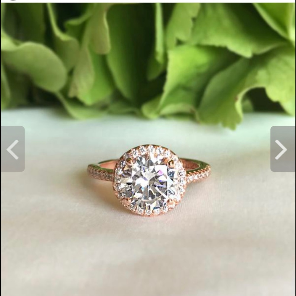 Round halo engagement ring set